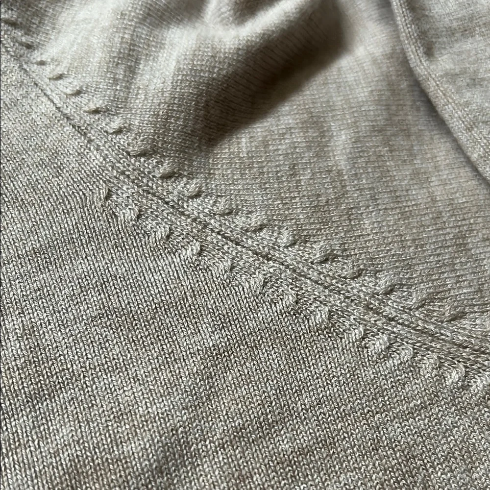 H&M Cream V-Neck Sweater Classic Knit - Picture 3 of 4